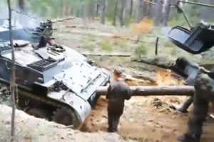 ロシア軍のおそロシアな失敗。スタックした戦車を別の車両で押そうとして(°_°)