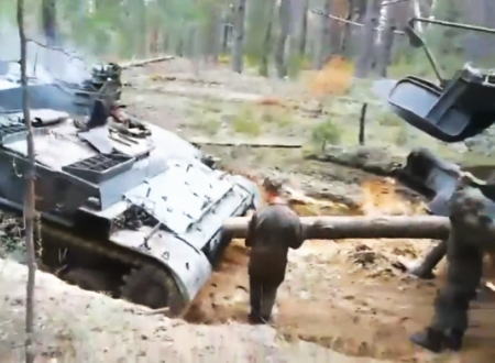 ロシア軍のおそロシアな失敗。スタックした戦車を別の車両で押そうとして(°_°)
