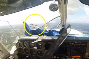 着陸降下中のバードストライクによりフロントガラスと眼鏡を失った小型機のコクピット映像。