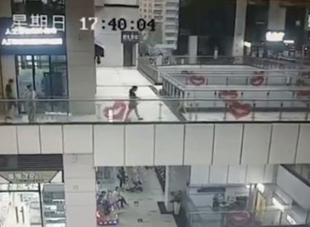 大雨により中国のショッピングモールの屋根が崩壊し女性客が流されてしまう。