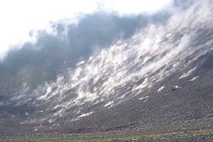 落石が落石を呼ぶ。富士山で撮影された大規模な落石の映像が怖すぎる。