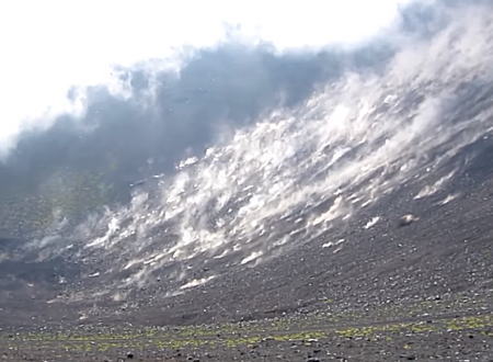 落石が落石を呼ぶ。富士山宝永山ルートで撮影された大規模な落石の映像がこわい。