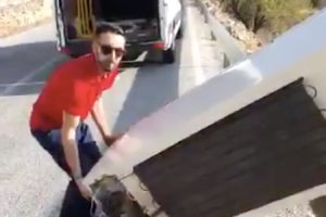 リサイクル業者が崖から廃品の冷蔵庫や洗濯機を投げ落とす動画を投稿して炎上。
