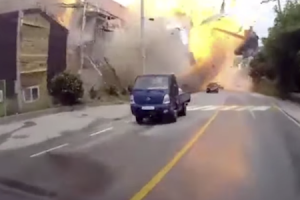 韓国の段ボール工場が爆発して吹き飛ぶ瞬間の映像がハンパないズドーン。