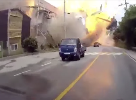 韓国の段ボール工場が爆発して吹き飛ぶ瞬間の映像がハンパない。