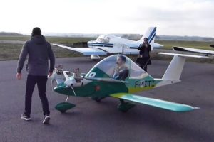 もうほとんどラジコン。驚くほど小さな飛行機で曲芸飛行をする動画。クリクリMC-15