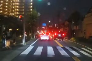 完全に頭イカレテル運転。埼玉の県道49号でやりたい放題な車が撮影される。