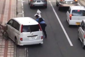 この警官無能すぎない(´･_･`)新潟市で警官の袈裟固がらすり抜けて逃走する男の動画が話題に。