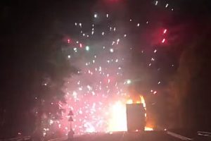 花火を運搬中のトラックが交通事故で炎上してちょっとした花火大会みたいになる。