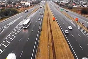 ブラジルの高速道路でロバートクビサ的な事故が撮影される。これはこわすぎ。