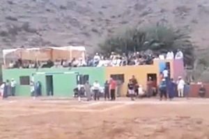 モロッコ南部で鉄砲水がサッカー場を襲い観客が流されてしまった事故の映像。