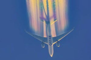 虹色のひこうき雲。ブリスベン上空を飛行するカタール航空B777のひこうき虹が美しい。