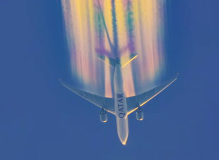 虹色のひこうき雲。ブリスベン上空を飛行するカタール航空B777のひこうき虹が美しい。