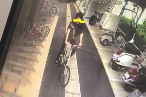 他人のバイクを倒して回る練馬のバイク倒し魔の映像。投稿後わずか2時間で犯人特定。