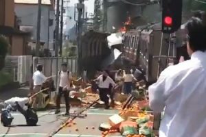 京急線で大事故（動画複数）神奈川新町の踏切で電車とトラックが衝突。