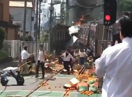 京急線で大事故（動画複数）神奈川新町の踏切で電車とトラックが衝突。