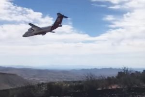高度を下げすぎて危うく山に激突するところだった空中消火機のスレスレ動画。