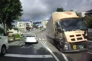 神戸市で8人が死傷したトラック暴走事故のドラレコ映像が公開される。こわすぎ。