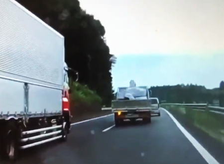 撮影者もDQNすぎ。東北道で尻ピタあおり運転から当て逃げするトラックが撮影される。