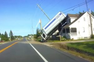大型トラックが倒立して家の屋根に乗るどうしてこうなった事故の動画がキテタ。