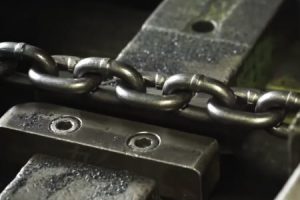 工場マシン見学。鉄の輪っかが繋がったあの鎖はこうして作られている。