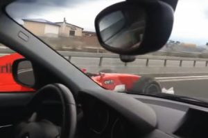 これは二度見する。高速道路で嘘だろ！？という車に追い越された動画が人気に。