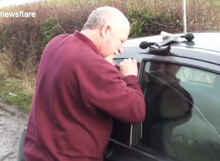 器用さレベル99のワザで車のキー閉じ込みを解決する男性の映像。インキーインロックの対処方法。