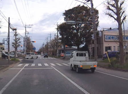 どうしたらそんな勘違いを？千葉で撮影された高齢者軽トラックの謎運転。