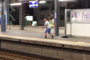 京阪守口市駅で通過する特急電車に爆竹を投げ込む男が撮影される。これはアウト。