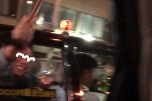 タクシーの後部座席から杖で車を殴ってくるクソジイイが撮影されて話題に。（大阪）