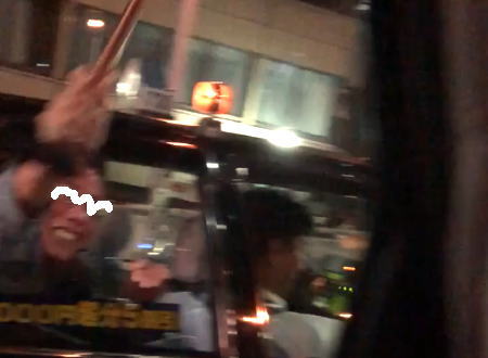 タクシーの後部座席から杖で車を殴ってくるクソジイイが撮影されて話題に。（大阪）