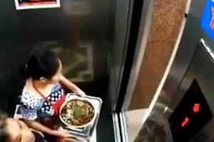 恐ろしい中国。故障して動き出したエレベーターから飛び降りた女性がギリギリ怖い。