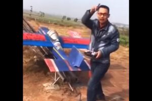 中国人さん大きなラジコン飛行機から生きたチキンを投下する事に成功する。