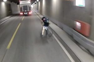 おぎゃあ怖い。トンネルを走行中に自転車が車道側に倒れてきたら(@_@;)