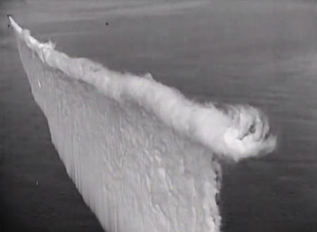 第二次大戦時に爆撃機から艦隊を守る為に考案された煙幕のカーテンが面白い。