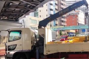 荒川区で撮影された電線を切断して京成線陸橋に当て逃げしたクレーン付きトラックの映像。