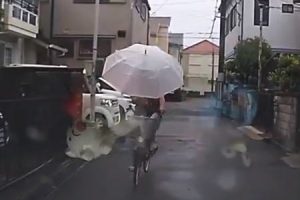 関西のおばちゃん強すぎワロタｗｗｗ傘さし運転の自転車とトラブルになった動画がワロタｗｗｗ
