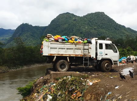 ペルーの一部地域では集められたゴミがそのままアマゾン川の支流に捨てられる。