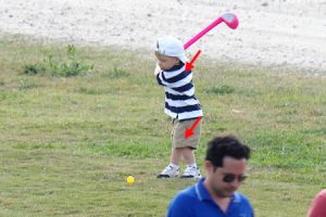 ゴルフのPGAツアー、ヒューストン・オープンのカメラに映った幼児のスイングが理想的だと話題に。