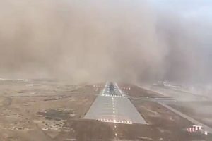 砂嵐に覆われつつある空港に突っ込む飛行機のコクピット映像。サウジアラビア、ジザン空港。
