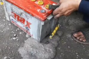 再生バッテリーの作り方。使い古されたトラックのバッテリーを修復するパキスタンの職人。