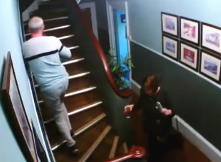 酔いすぎｗｗｗ酔っぱらったカップルが二人とも階段から転げ落ちる動画が人気に。