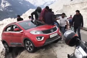 ヒマラヤ山脈から落ちかけている車をみんなで救う。危険を冒して助け合うインド人たちの映像。