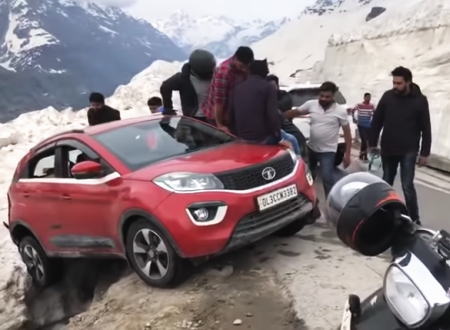 ヒマラヤ山脈から落ちかけている車をみんなで救う。危険を冒して助け合うインド人たちの映像。