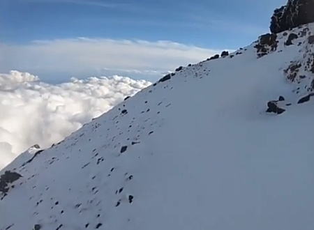 富士山頂付近でニコ生登山配信をしていた男性が滑落してしまう映像。消息不明に。
