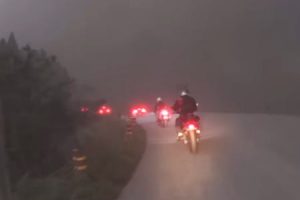 阿蘇山の噴火から避難するライダーの19分間の車載映像にドキドキする。
