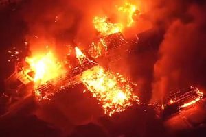 沖縄県の首里城火災。上空からの映像がこの世の終わりみたいになっている(@_@;)