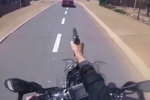 バイクから何度も発砲しながら逃走車を追い詰める南ア警察のヘルメットカメラの映像が熱い。