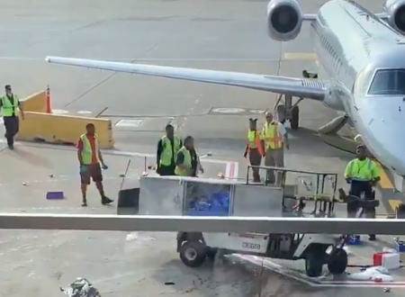 飛行機危機一髪！オヘア国際空港でで貨物カートが大暴走してしまう事故の映像。