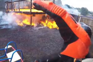住宅火災に遭遇し消防車が到着するまで延焼を食い止めたバイク乗りの動画が超評価に。